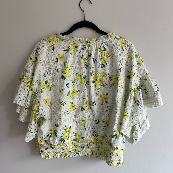 Alice + Olivia Flutter Sleeve top with Yellow Floral pattern - Picture 4 of 4
